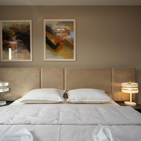 Larum Apartmens เวอร์ซาร์ ภายนอก รูปภาพ