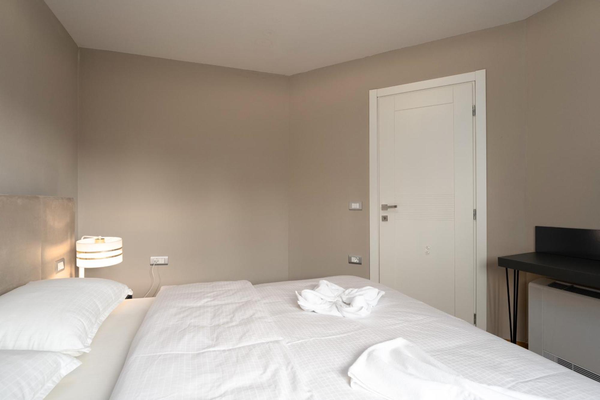 Larum Apartmens เวอร์ซาร์ ภายนอก รูปภาพ