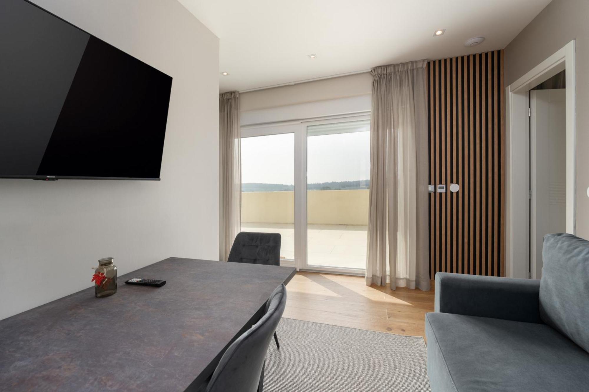Larum Apartmens เวอร์ซาร์ ภายนอก รูปภาพ