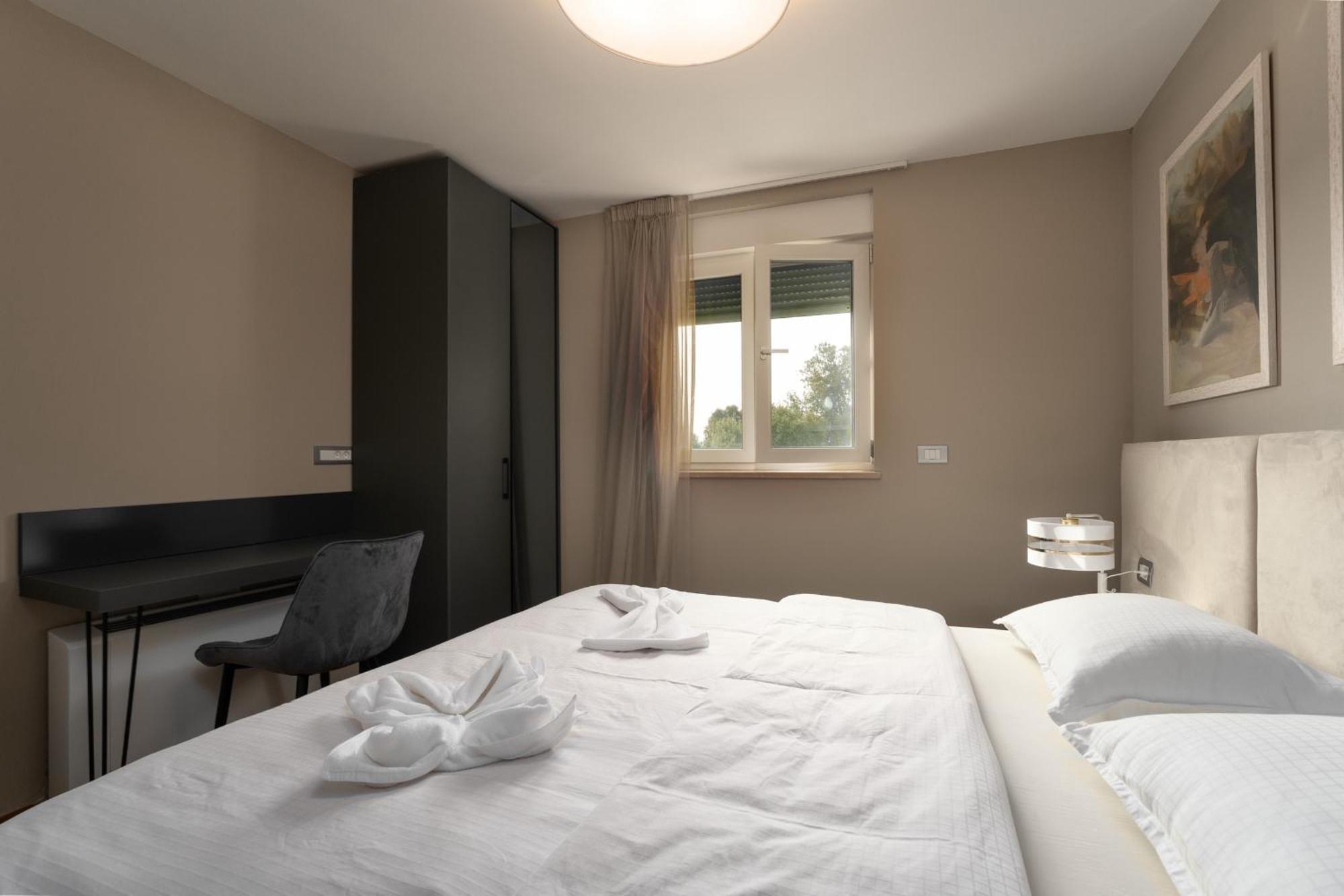 Larum Apartmens เวอร์ซาร์ ภายนอก รูปภาพ
