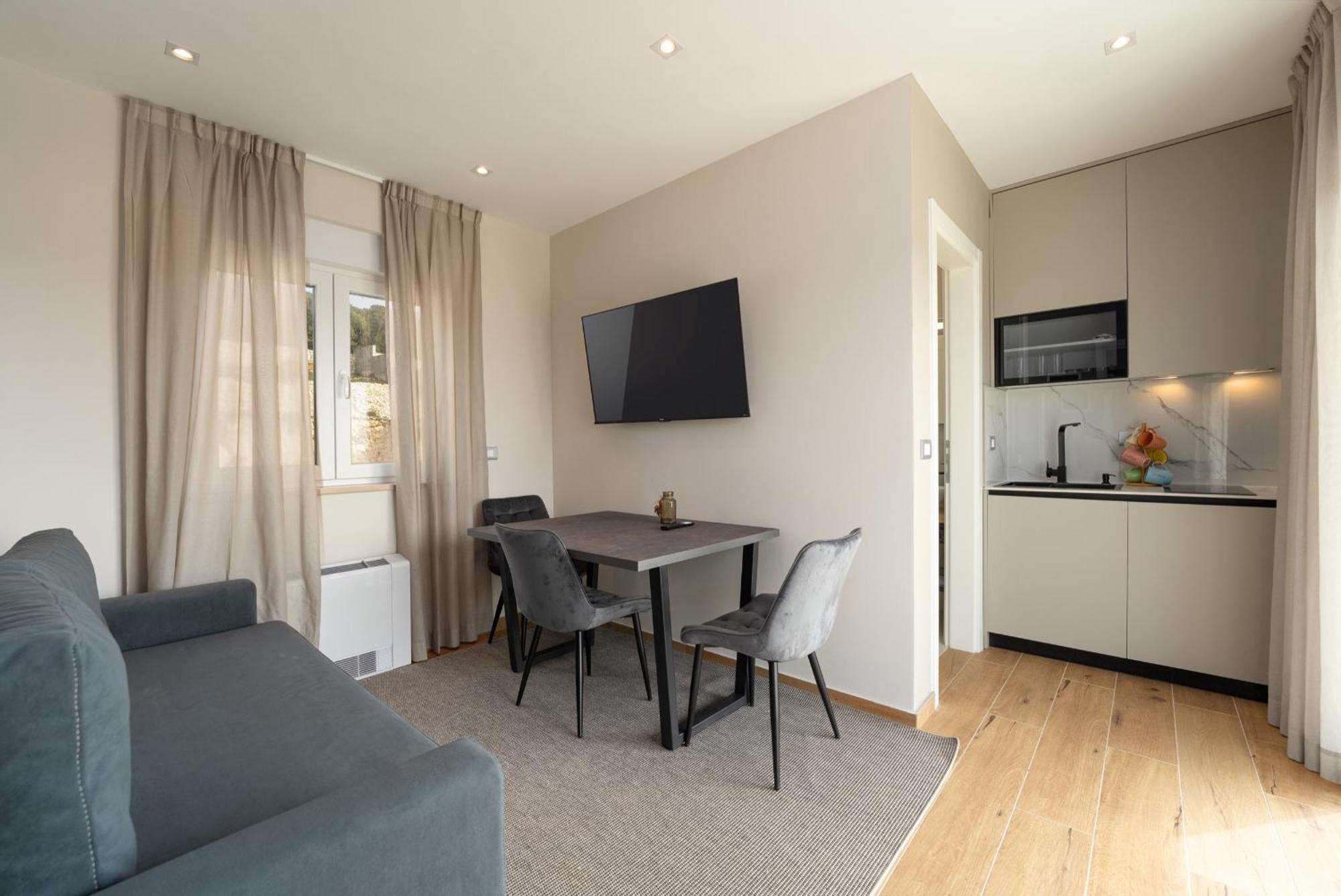 Larum Apartmens เวอร์ซาร์ ภายนอก รูปภาพ