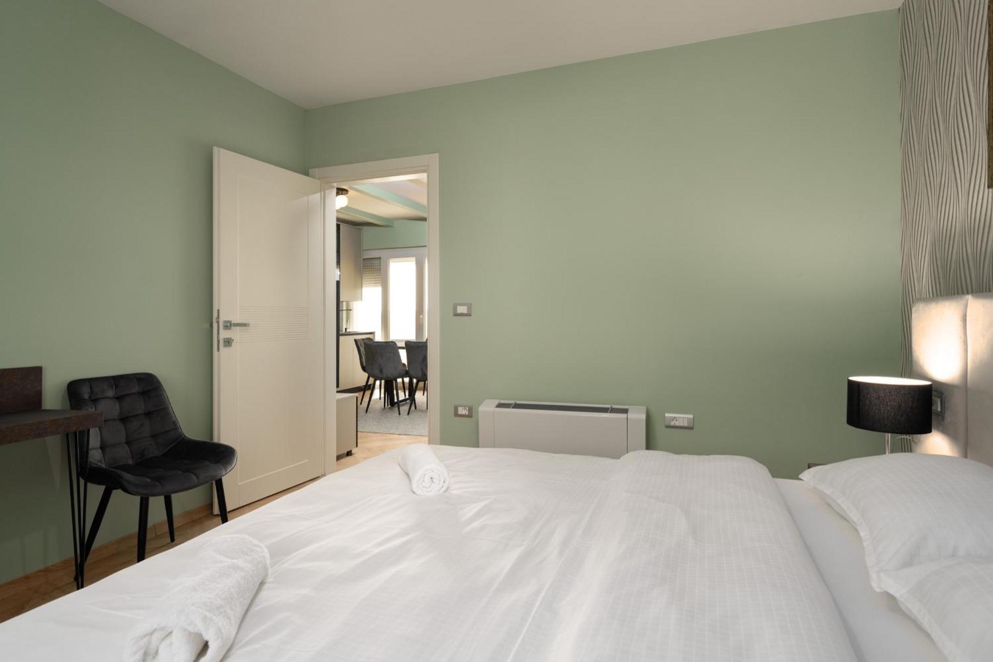 Larum Apartmens เวอร์ซาร์ ภายนอก รูปภาพ