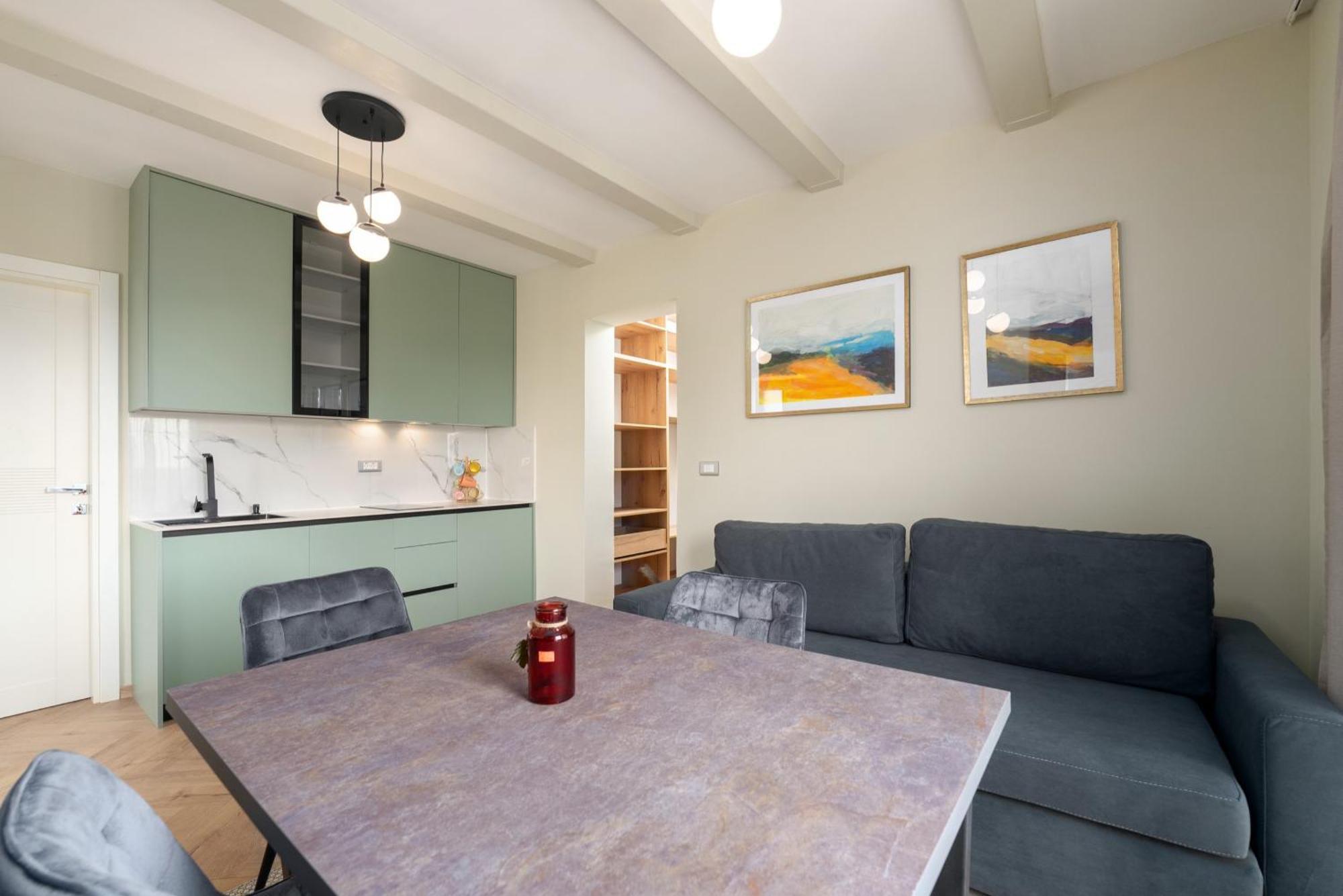 Larum Apartmens เวอร์ซาร์ ภายนอก รูปภาพ
