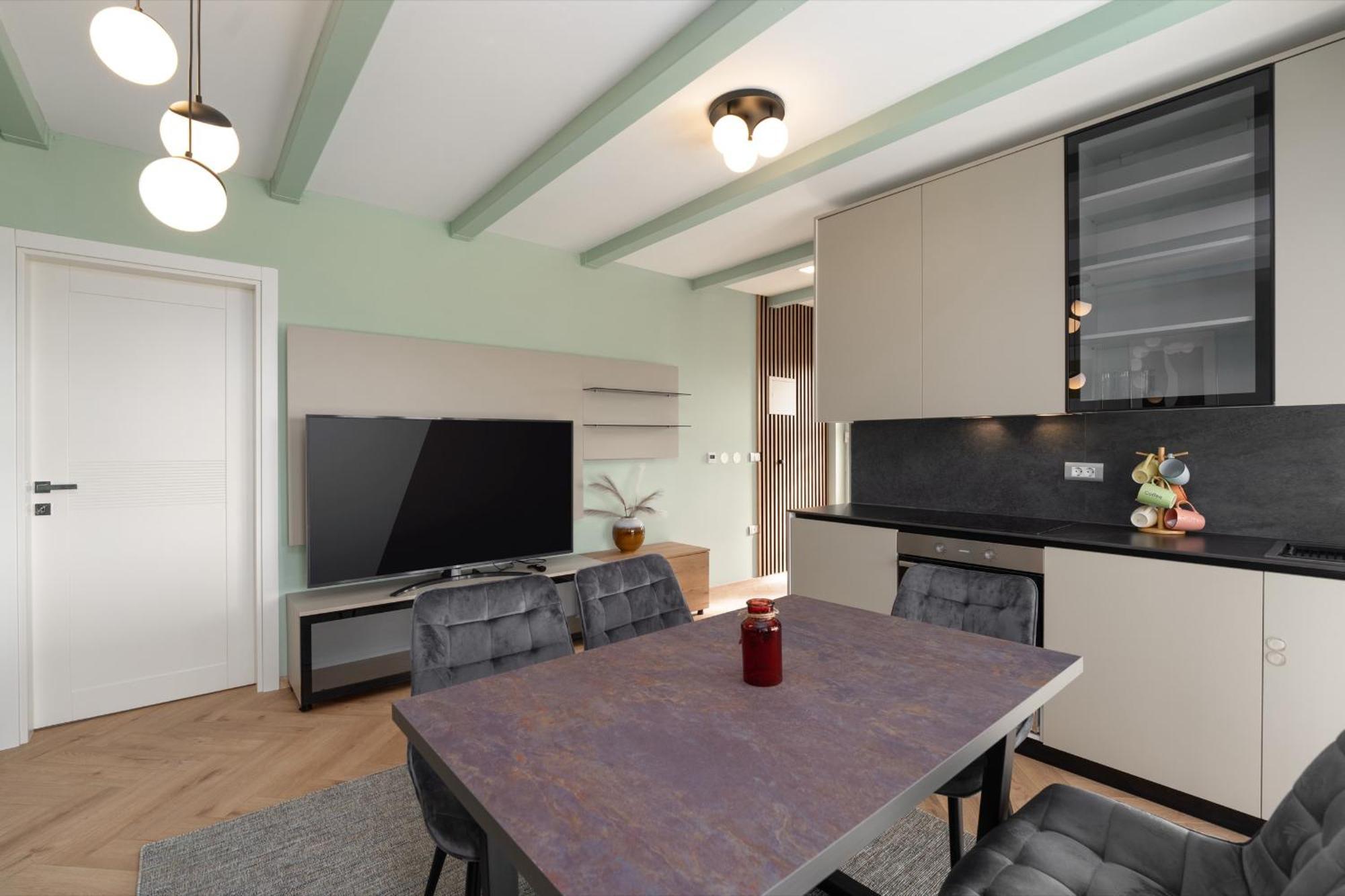Larum Apartmens เวอร์ซาร์ ภายนอก รูปภาพ