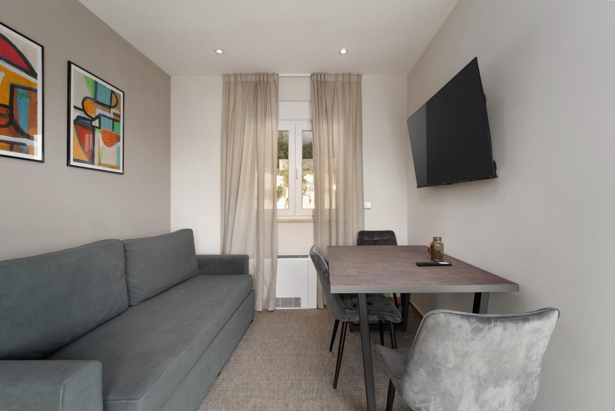 Larum Apartmens เวอร์ซาร์ ภายนอก รูปภาพ