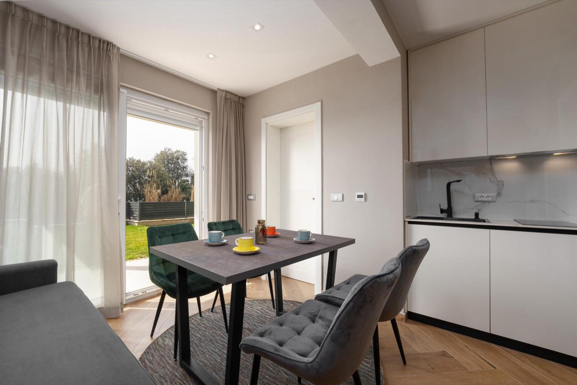Larum Apartmens เวอร์ซาร์ ภายนอก รูปภาพ