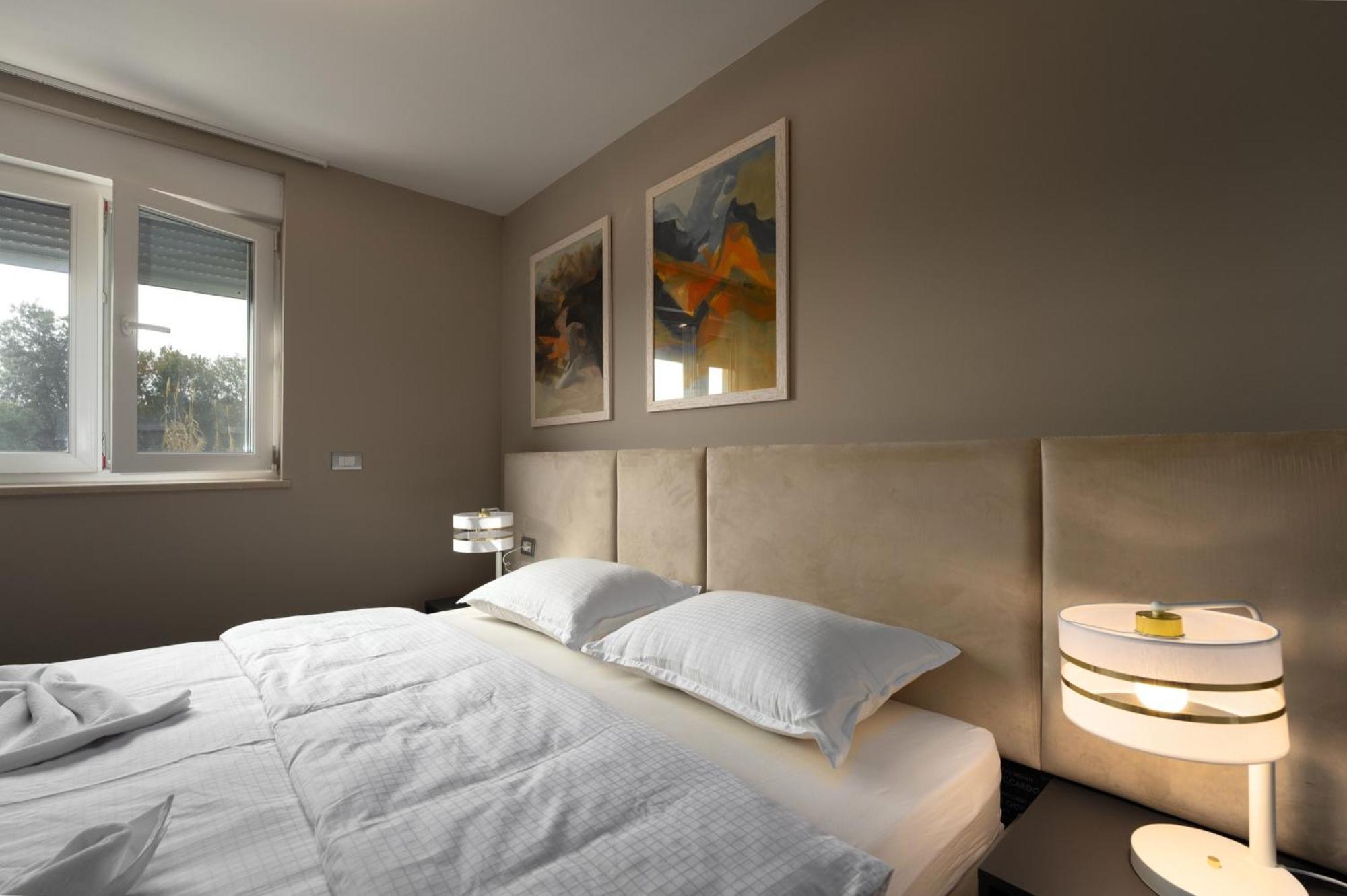 Larum Apartmens เวอร์ซาร์ ภายนอก รูปภาพ