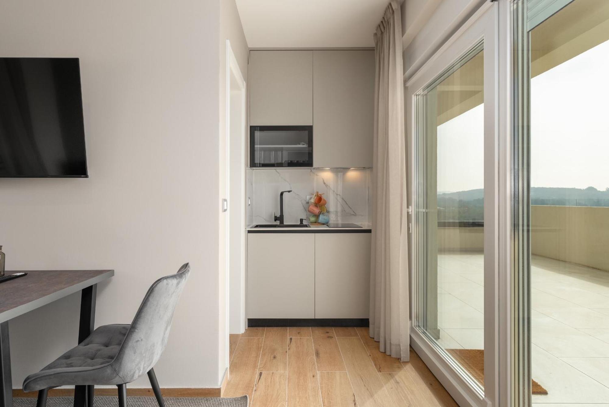 Larum Apartmens เวอร์ซาร์ ภายนอก รูปภาพ