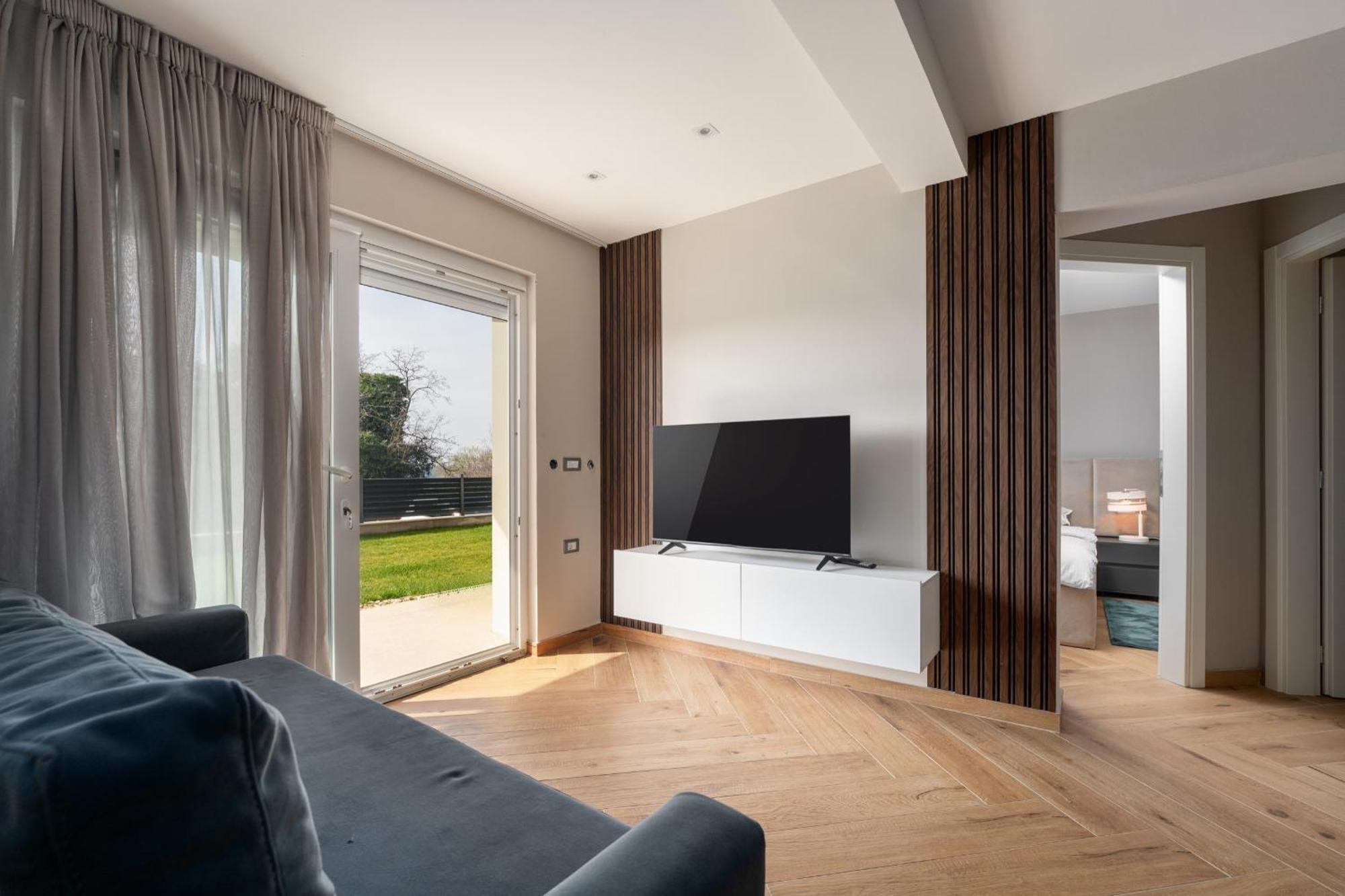 Larum Apartmens เวอร์ซาร์ ภายนอก รูปภาพ