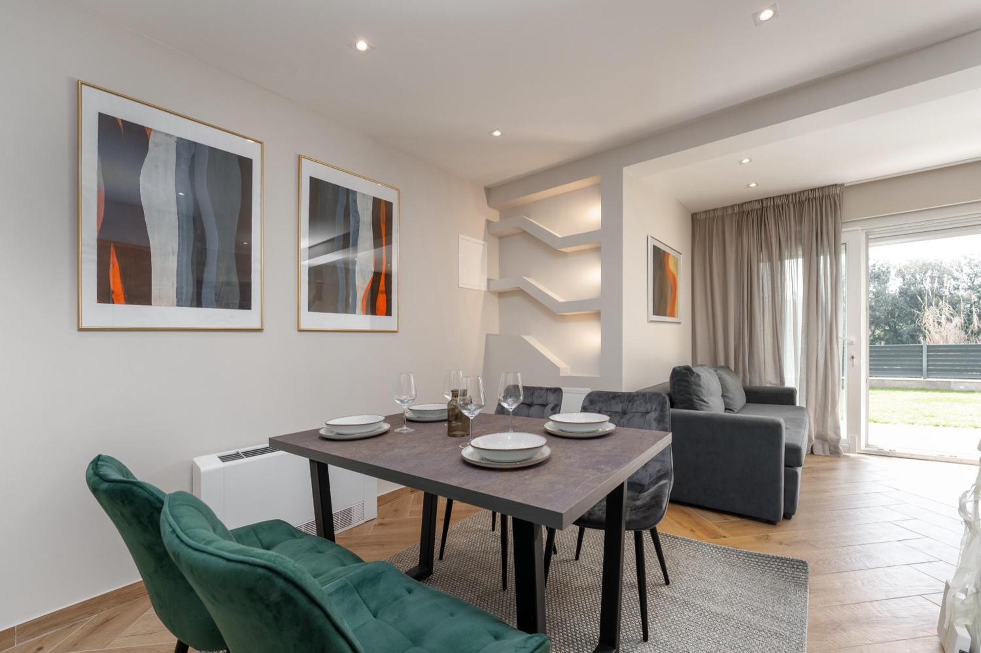 Larum Apartmens เวอร์ซาร์ ภายนอก รูปภาพ