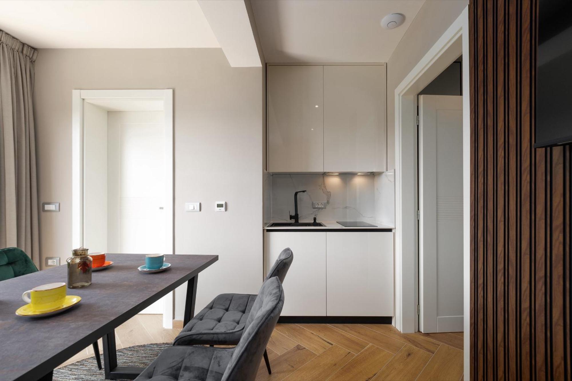 Larum Apartmens เวอร์ซาร์ ภายนอก รูปภาพ