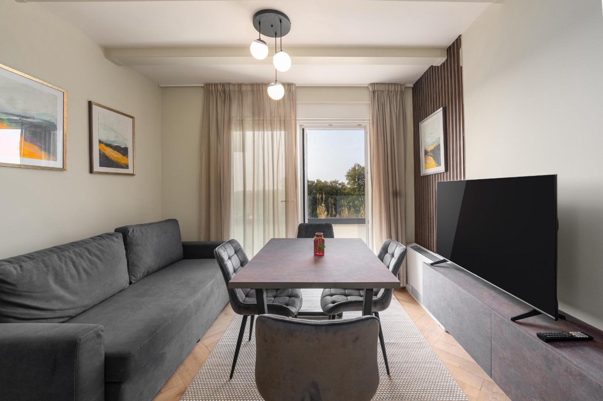 Larum Apartmens เวอร์ซาร์ ภายนอก รูปภาพ