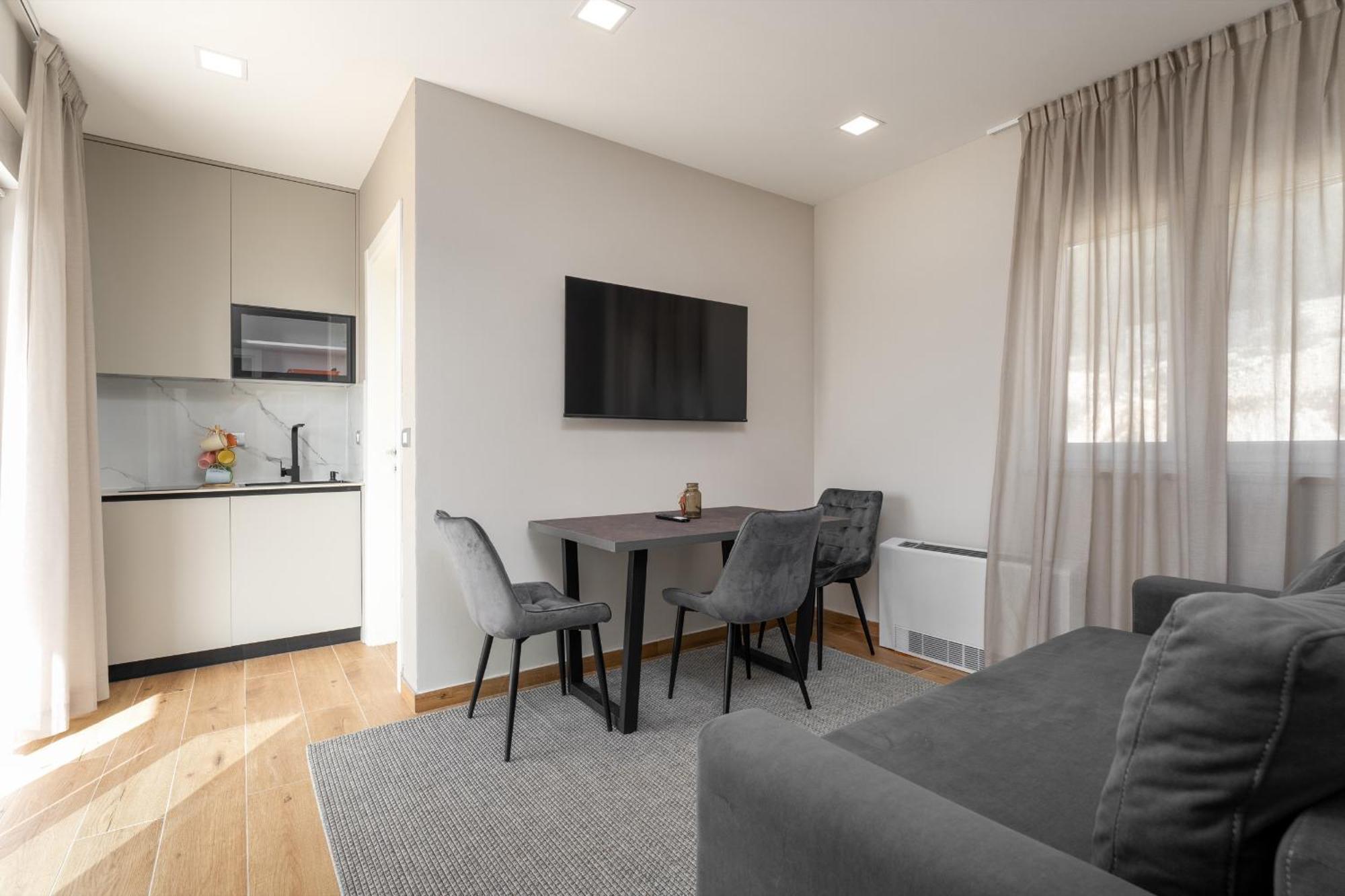 Larum Apartmens เวอร์ซาร์ ภายนอก รูปภาพ