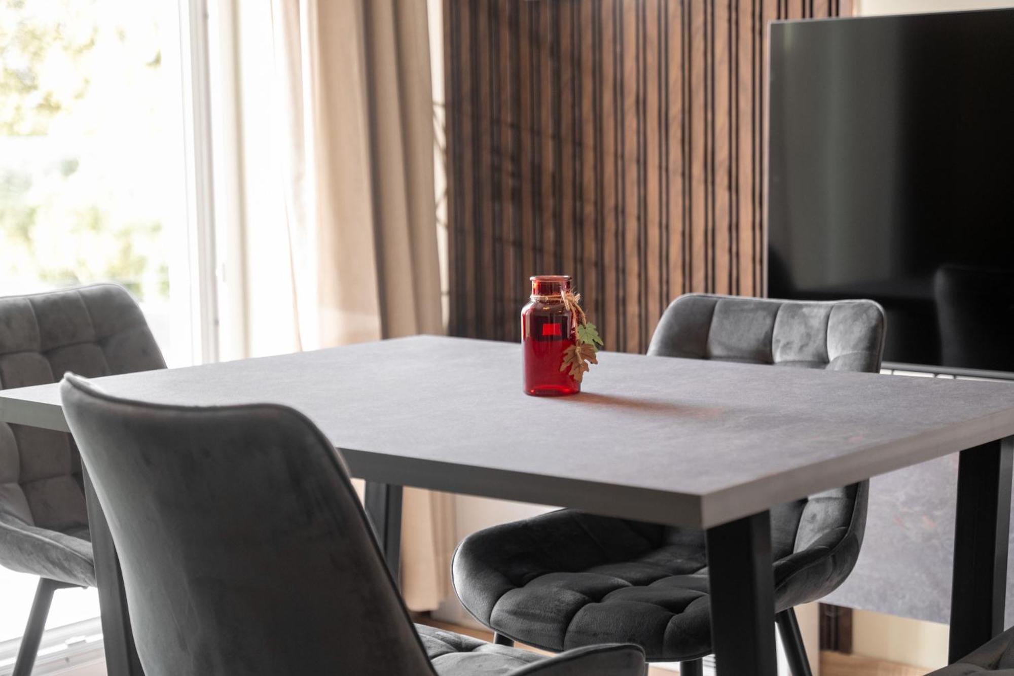 Larum Apartmens เวอร์ซาร์ ภายนอก รูปภาพ
