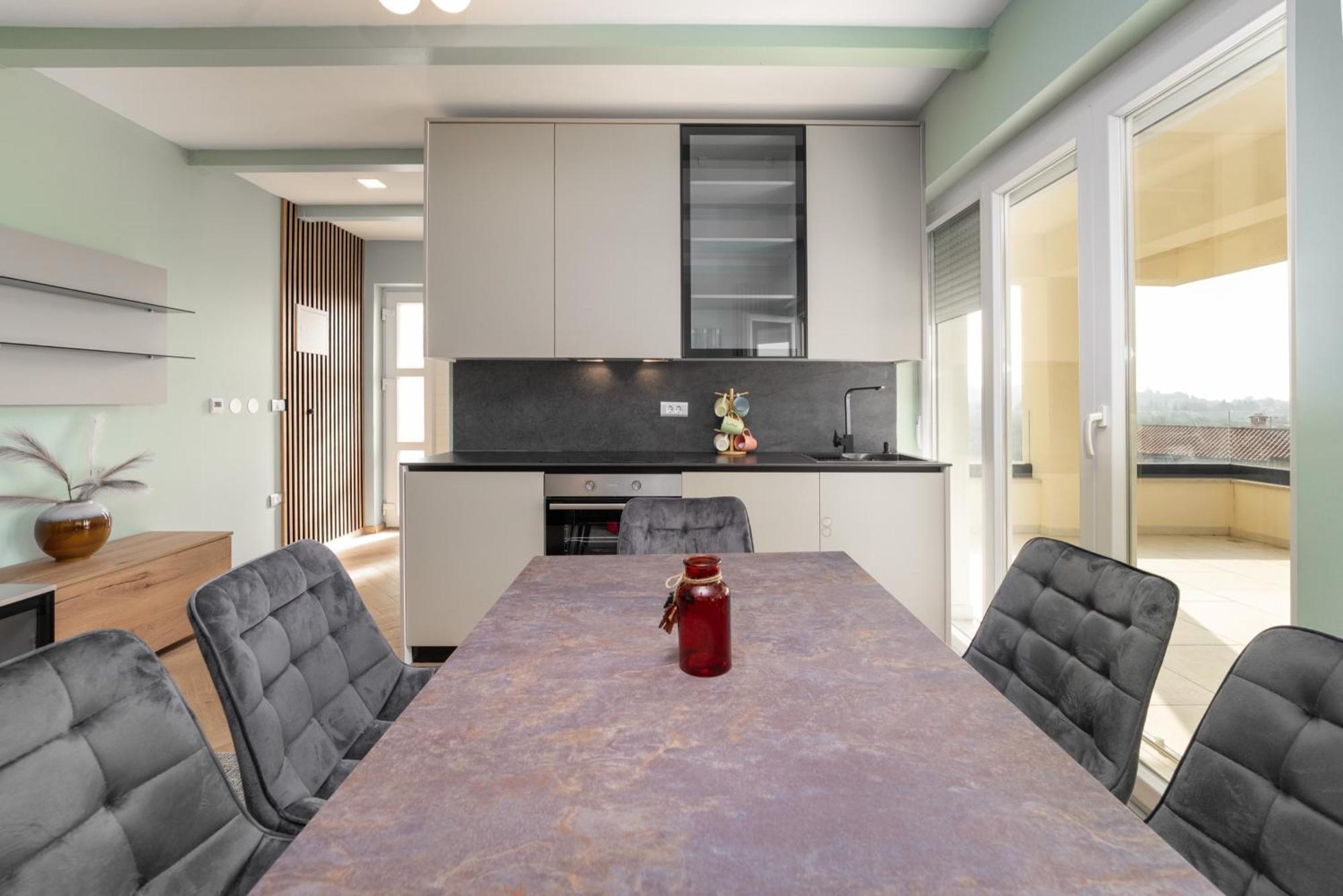 Larum Apartmens เวอร์ซาร์ ภายนอก รูปภาพ