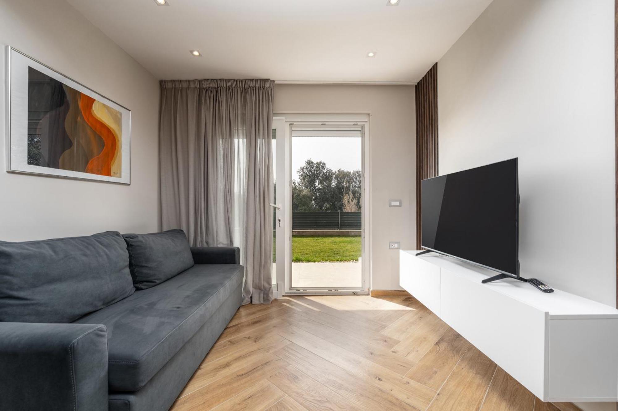 Larum Apartmens เวอร์ซาร์ ภายนอก รูปภาพ