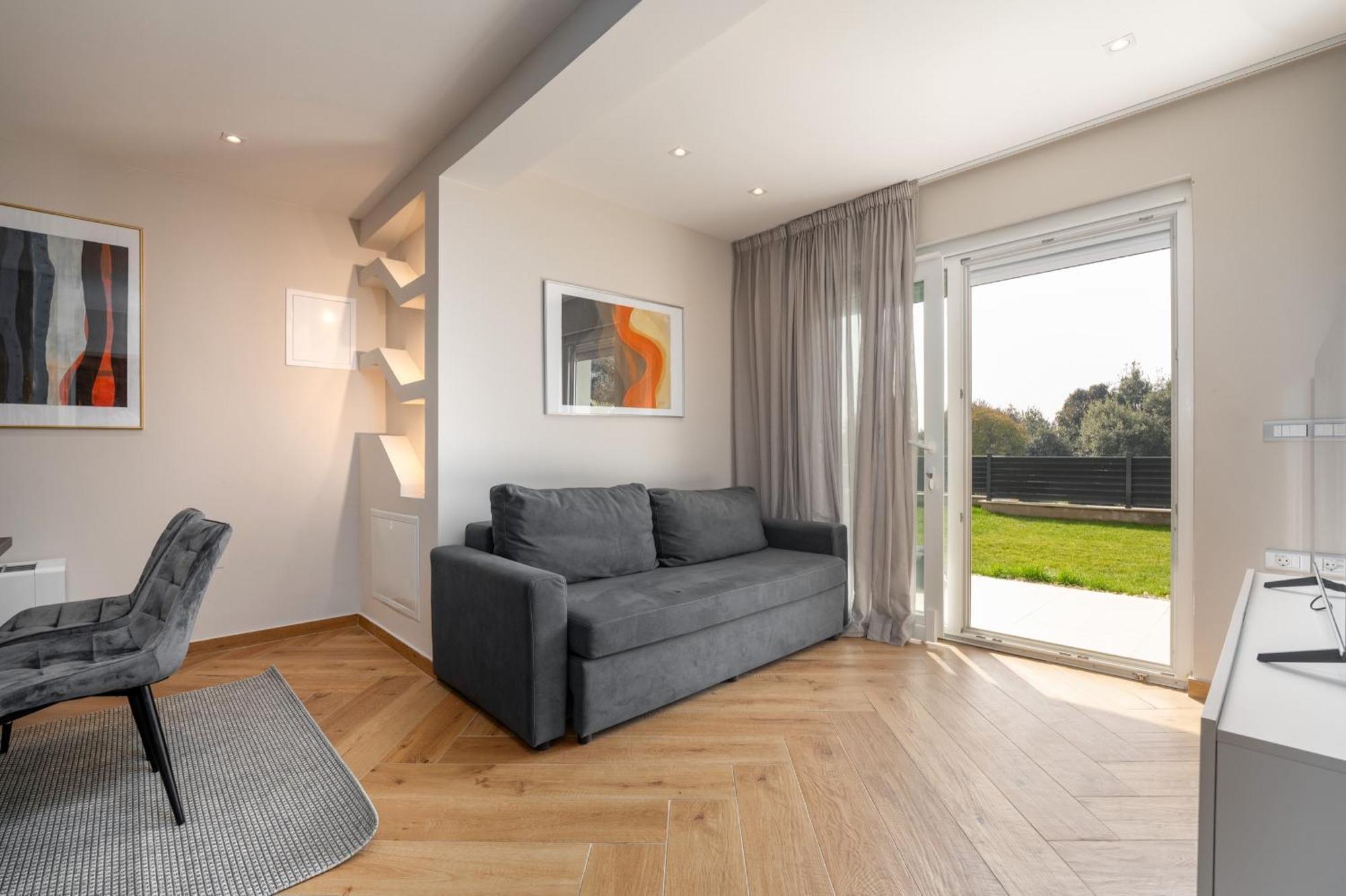 Larum Apartmens เวอร์ซาร์ ภายนอก รูปภาพ