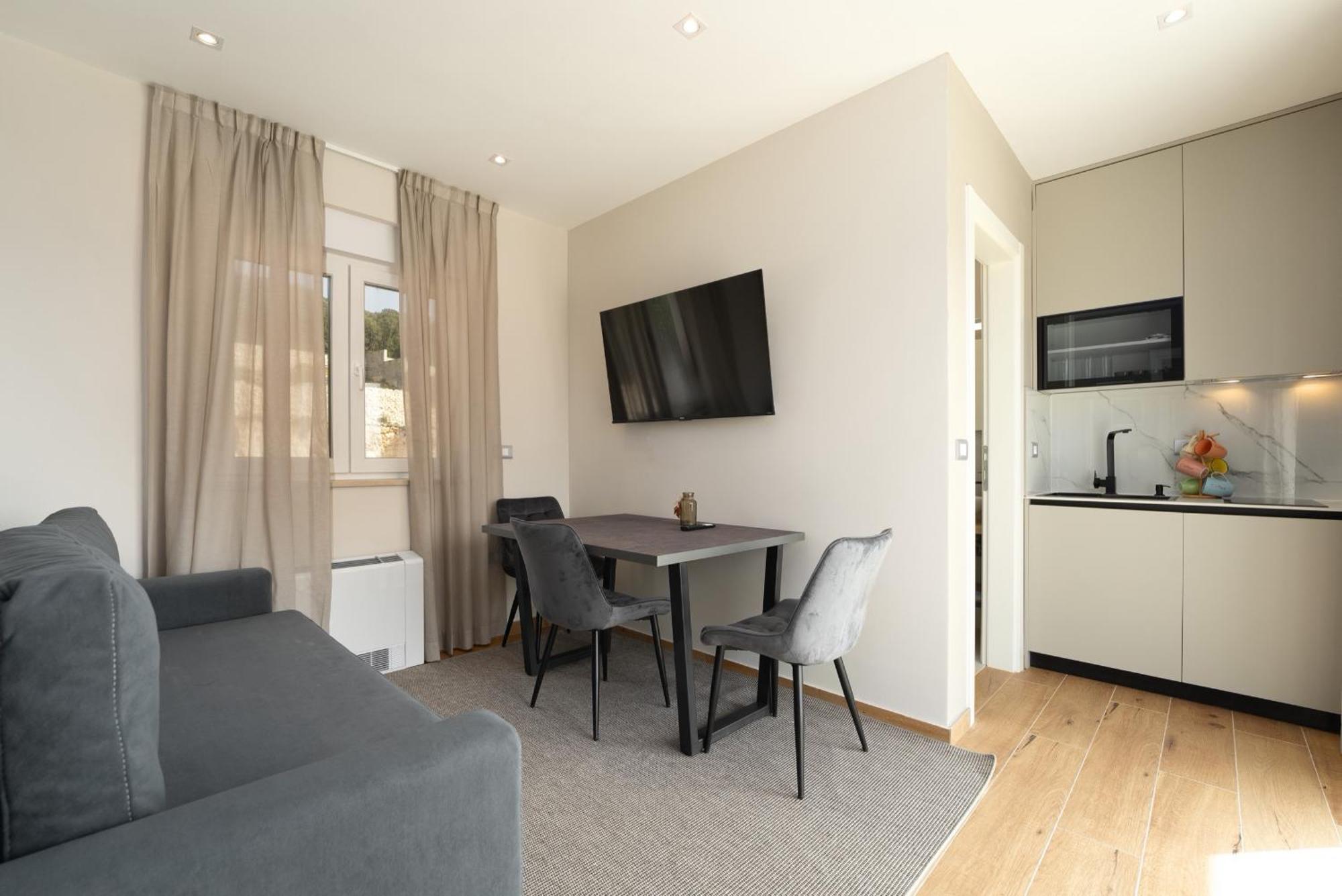 Larum Apartmens เวอร์ซาร์ ภายนอก รูปภาพ