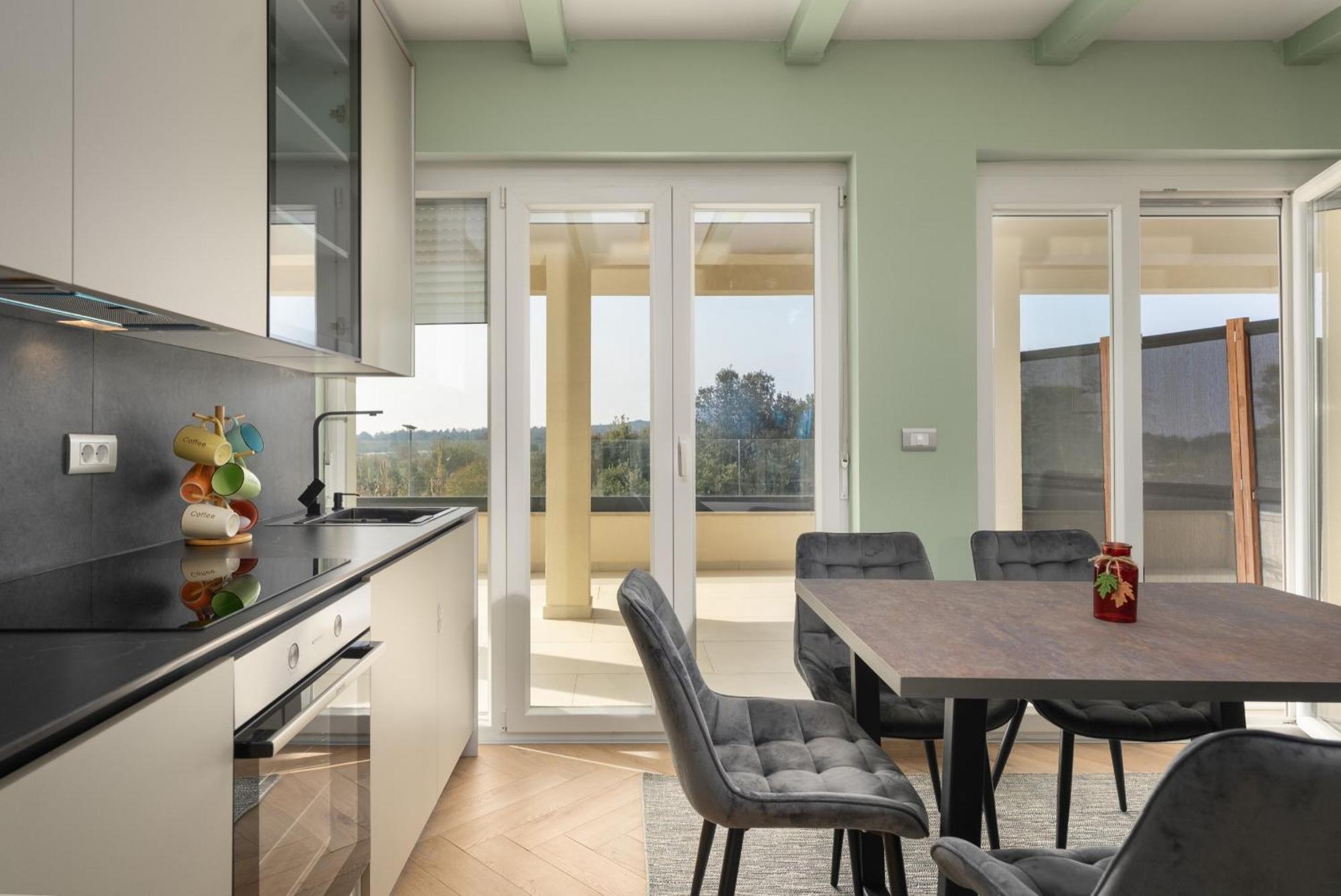 Larum Apartmens เวอร์ซาร์ ภายนอก รูปภาพ