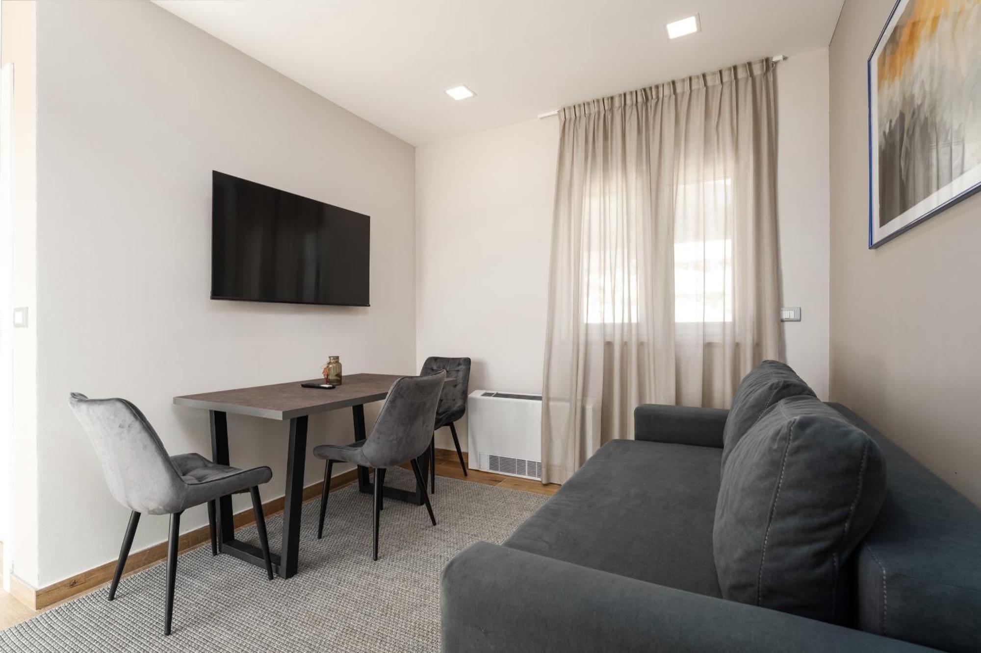Larum Apartmens เวอร์ซาร์ ภายนอก รูปภาพ