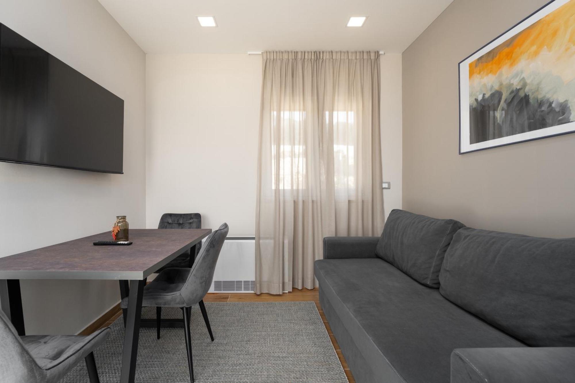 Larum Apartmens เวอร์ซาร์ ภายนอก รูปภาพ