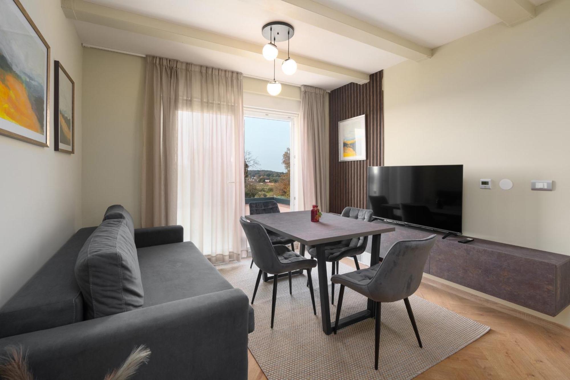 Larum Apartmens เวอร์ซาร์ ภายนอก รูปภาพ