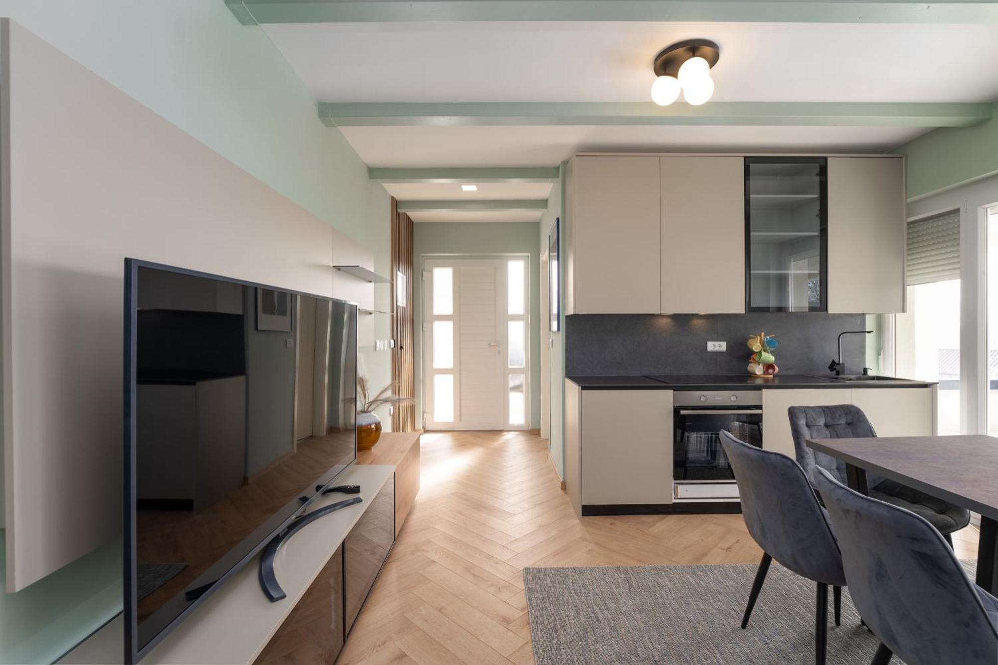 Larum Apartmens เวอร์ซาร์ ภายนอก รูปภาพ